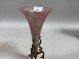 un vase en verre posé sur un socle, avec une étiquette de prix dessus