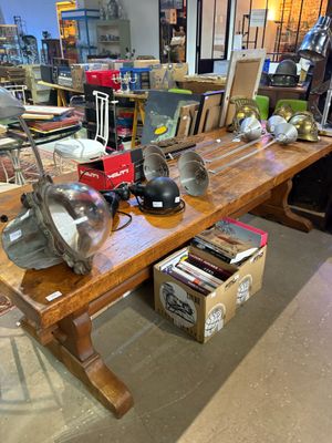 une table sur laquelle sont disposés de nombreux articles dans un magasin