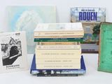 plusieurs livres sont empilés sur une table