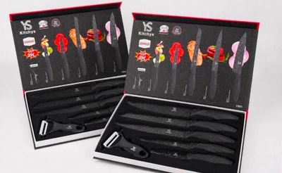 une paire de couteaux dans un coffret noir orné de garnitures rouges