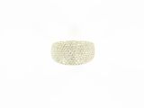gros plan d'une bague sur fond blanc