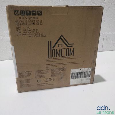 une boîte posée sur une table