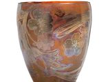 un vase posé sur une surface blanche