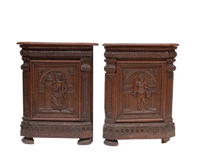 paire de tables d'appoint anciennes en bois sculpté, ornées de figures