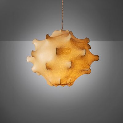une photo d'un luminaire suspendu au plafond d'une pièce