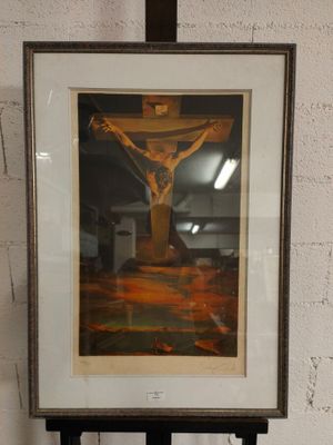 tableau représentant un crucifix accroché au mur d'une pièce