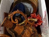 une boîte en carton contenant une théière et d'autres objets