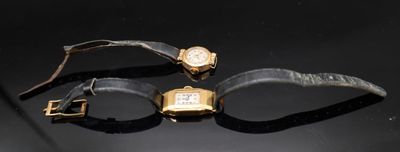 deux montres posées sur une surface noire