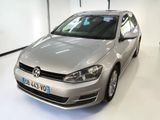 La Volkswagen Golf argentée est garée dans le garage d'un immeuble
