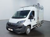 un camion blanc garé dans une pièce