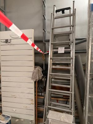 une échelle adossée au mur d'une pièce