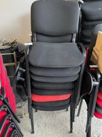 Un lot de 8 chaises d'accueil en tissus rouges et noires