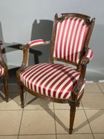 Paire de fauteuils cabriolets à dossier en chapeau de gendar… (photo 3)