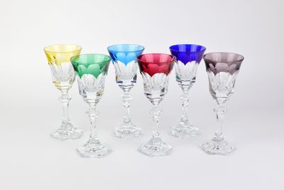 plusieurs verres à vin de couleurs différentes sont alignés
