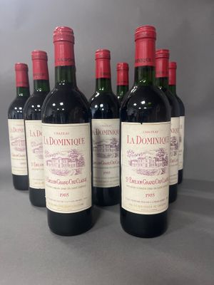 six bouteilles de vin rouge alignées sur une table