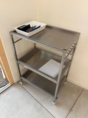 une table en métal sur laquelle est posé un panier