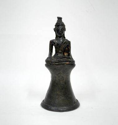 l'image d'une statue de femme assise sur un tabouret