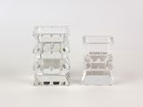 paire de chandeliers en verre clair sur fond blanc