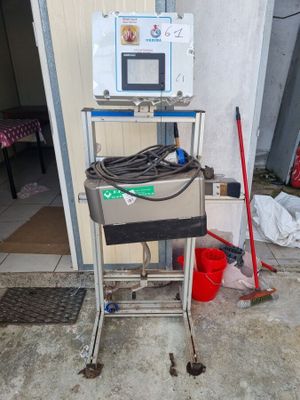 une machine posée sur un chariot devant une porte