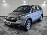 une photo d'une Honda CR-V argentée posée sur un sol à damier
