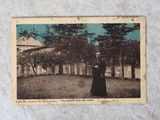 une vieille photo d'une femme debout dans un jardin
