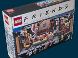 une boîte contenant un ensemble Lego Friends sur fond bleu