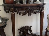 une table sur laquelle se trouvent un miroir et des vases