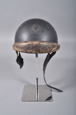 un casque posé sur un support, sur une surface blanche