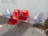 trois chaises placées les unes à côté des autres sur le trottoir