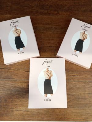 trois boîtes sur une table, sur lesquelles figure l'image d'une femme