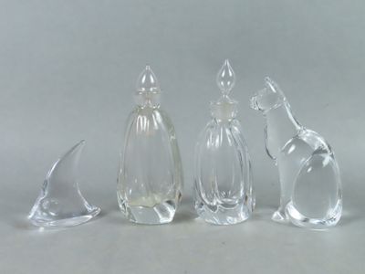 trois figurines d'animaux en verre transparent posées les unes à côté des autres sur une table