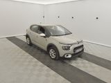une photo d'une voiture blanche dans un garage