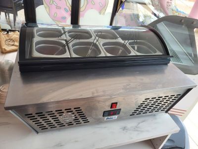 une machine à glaces posée sur une table