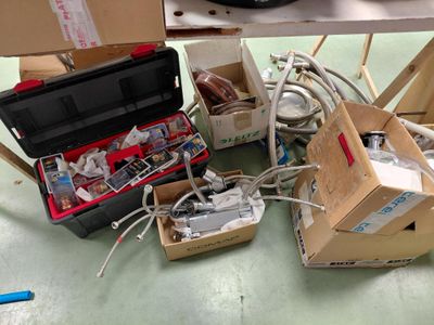de nombreuses boîtes contenant du matériel électrique posées sur une table