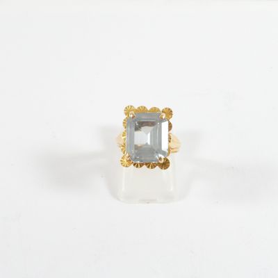 un gros plan d'une bague sertie d'une aigue-marine