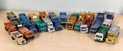 un grand nombre de camions jouets posés sur une table