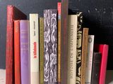 beaucoup de livres qui traînent sur une étagère