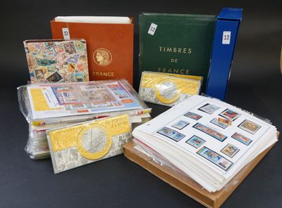 plusieurs types de timbres, d'albums et de chemises posés sur une table