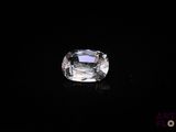 un diamant blanc sur une surface noire dans l'obscurité