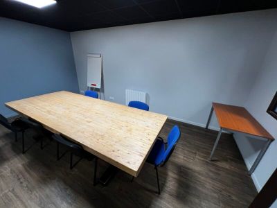 Importante table de réunion en bois (300 x 117cm environ) - Photo 1