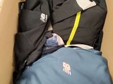 une boîte en carton remplie de vêtements et un sac