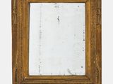 un vieux miroir avec un cadre doré sur fond blanc