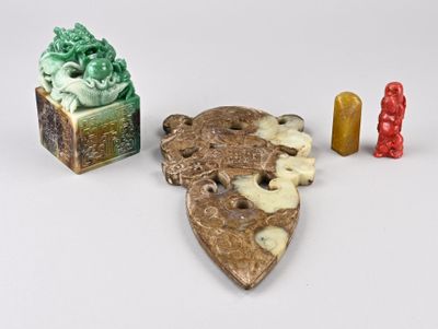 deux petites œuvres d'art posées sur une table