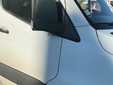 une camionnette blanche garée sur le parking