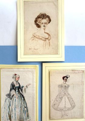 trois dessins encadrés représentant des femmes en robe sur un mur bleu et blanc