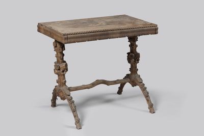 une vieille table en bois avec un plateau et des pieds en bois