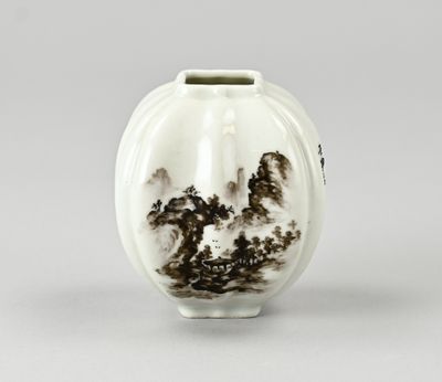 Vase blanc chinois orné d'une peinture en noir et blanc