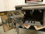 une image d'une machine située à l'intérieur d'un bâtiment