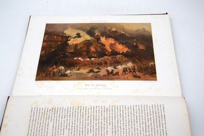 un livre ouvert avec, en arrière-plan, l'image d'un incendie