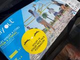 un sac sur lequel est collé un autocollant représentant des personnes à la plage